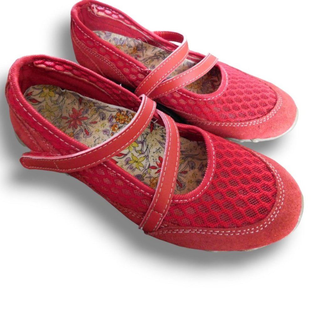 red shoes , size 6